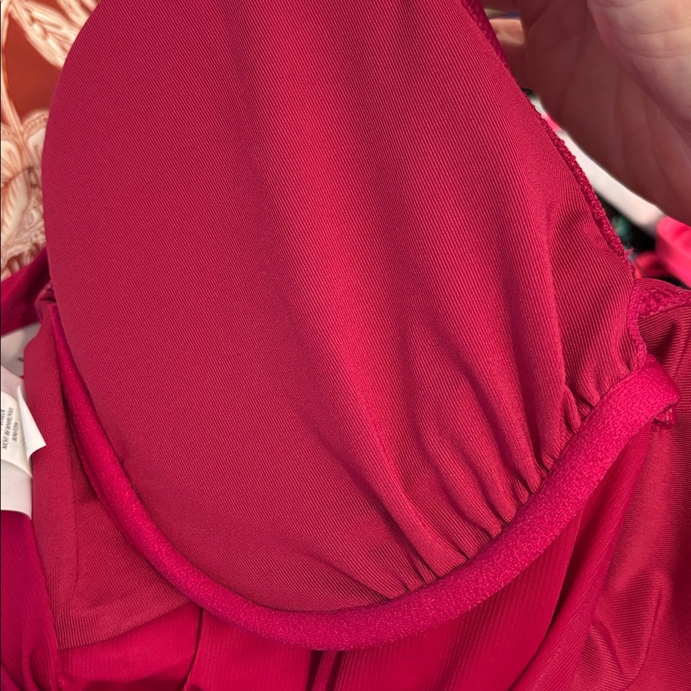 Contours by Coco Reef sz 10 32C
V-Neck Ruched One-piece Swimsuit Magic Panel - Picture 12 of 13